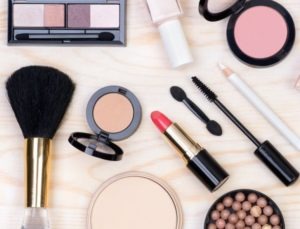 29827-les-indispensables-maquillage-pour-une-t-article_full-2